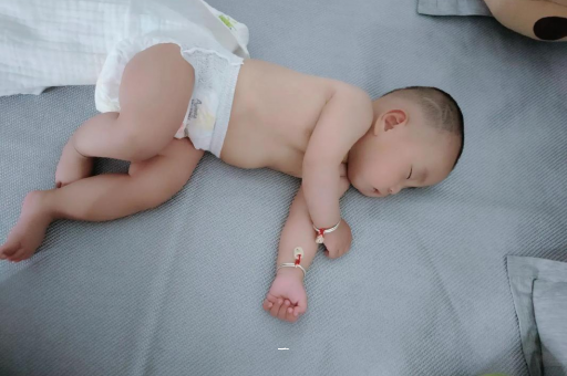 试管包生男孩哪家专业宝宝胳膊上起红疙瘩